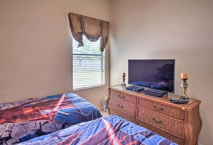 Sunny Villa W/ Lanai: 17 Mi To Disney!