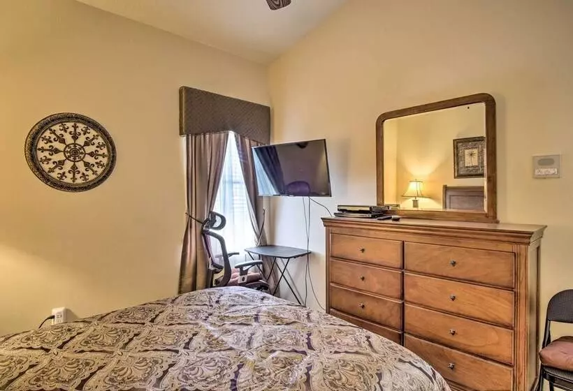 Sunny Villa W/ Lanai: 17 Mi To Disney!