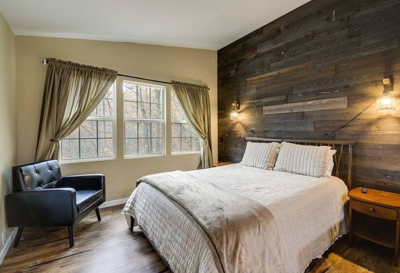 Updated Cobbly Nob Resort Home W/ Hot Tub!