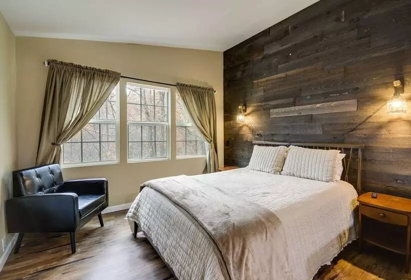 Updated Cobbly Nob Resort Home W/ Hot Tub!