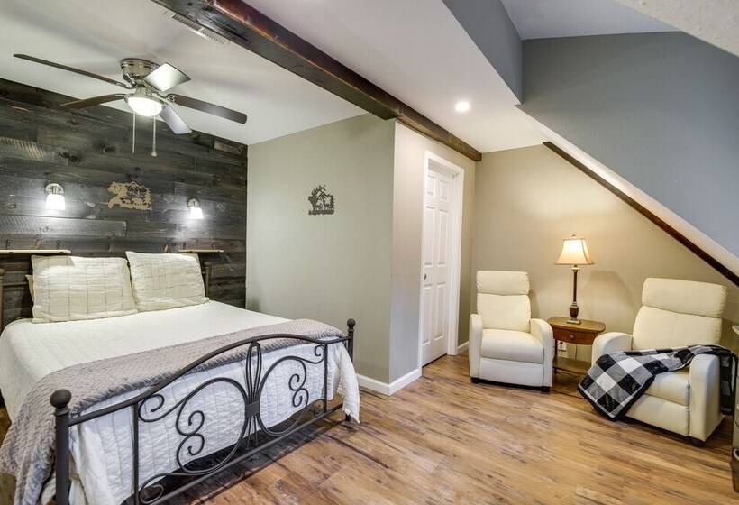 Updated Cobbly Nob Resort Home W/ Hot Tub!