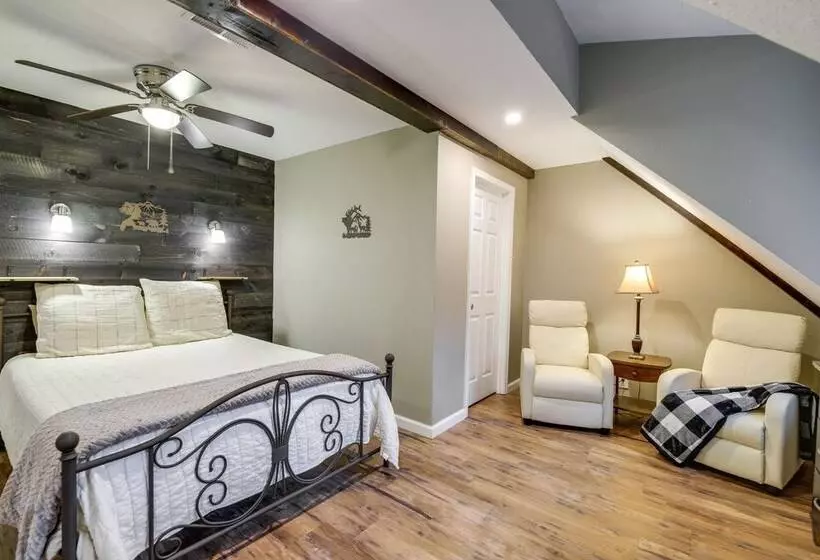 Updated Cobbly Nob Resort Home W/ Hot Tub!