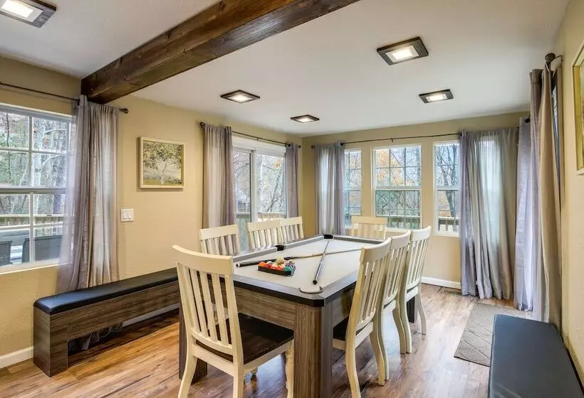 Updated Cobbly Nob Resort Home W/ Hot Tub!