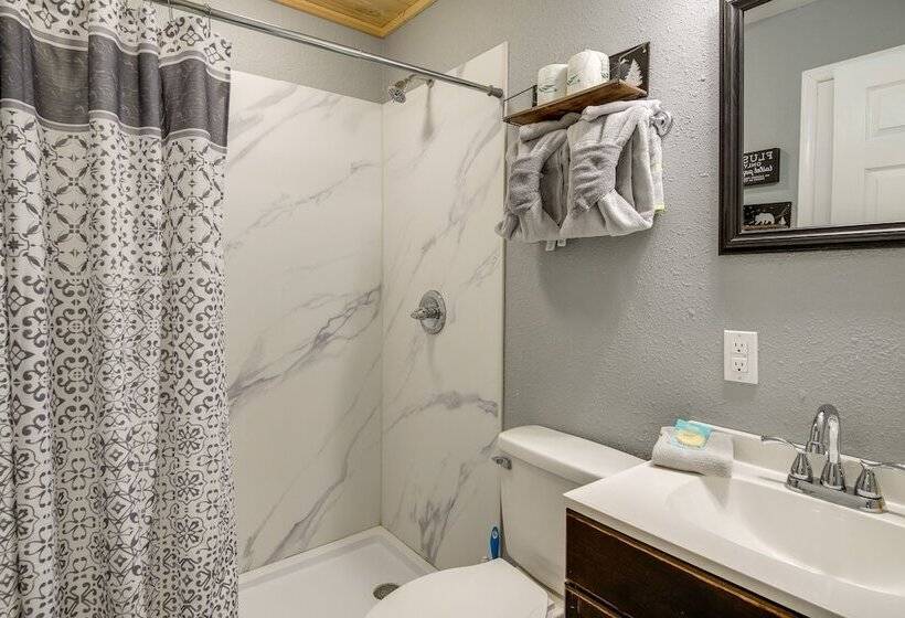 Updated Cobbly Nob Resort Home W/ Hot Tub!