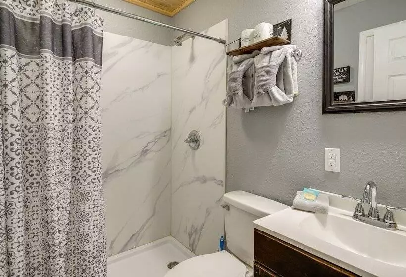 Updated Cobbly Nob Resort Home W/ Hot Tub!