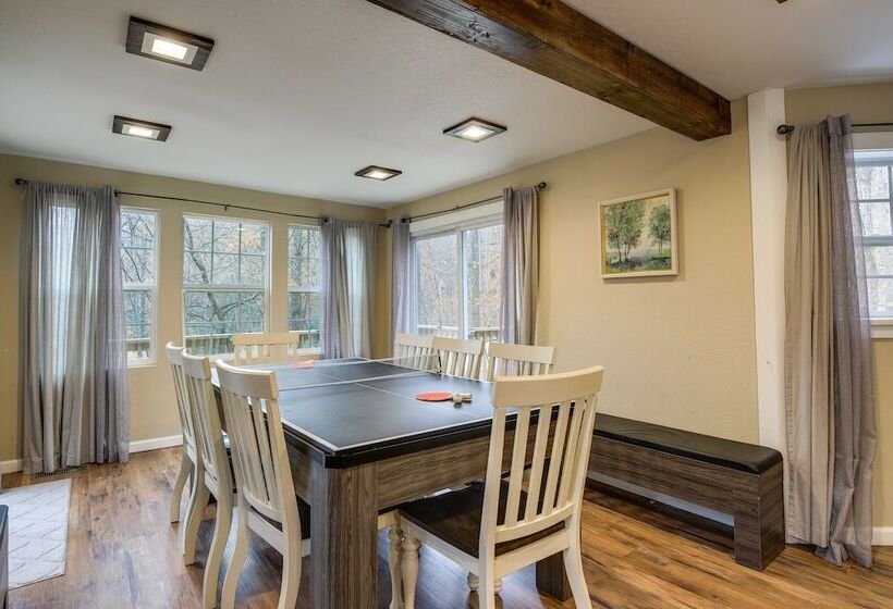 Updated Cobbly Nob Resort Home W/ Hot Tub!