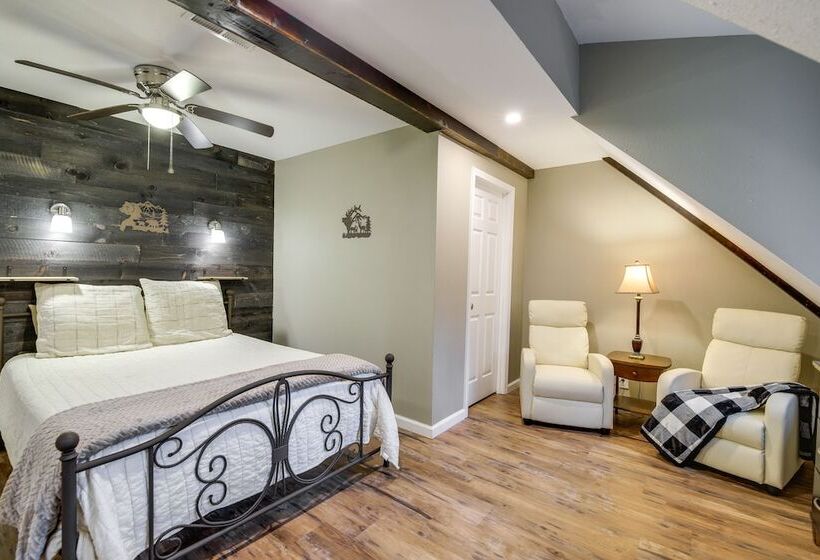 Updated Cobbly Nob Resort Home W/ Hot Tub!