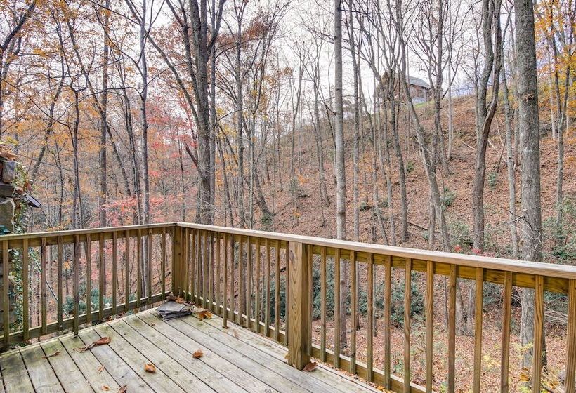 Updated Cobbly Nob Resort Home W/ Hot Tub!