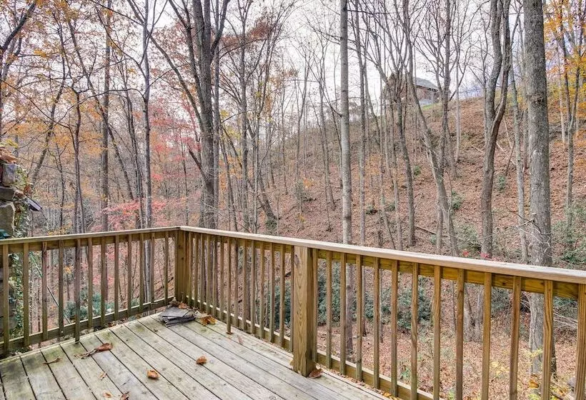 Updated Cobbly Nob Resort Home W/ Hot Tub!