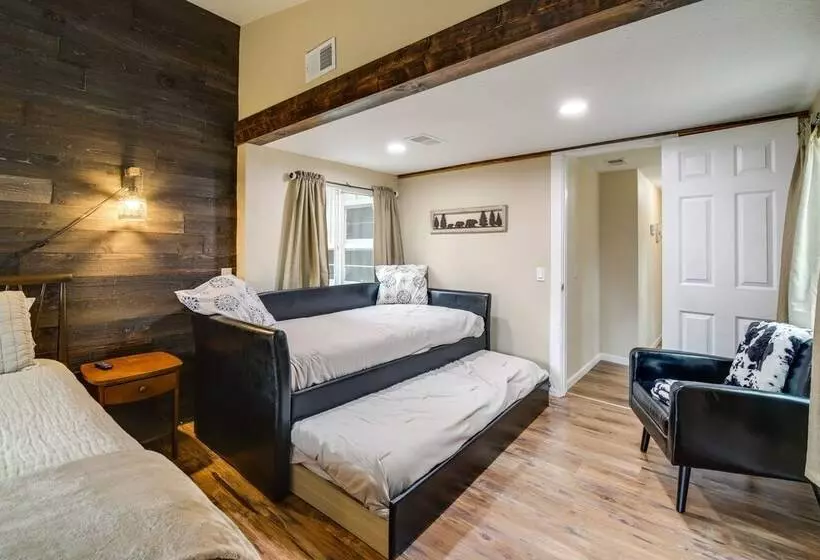 Updated Cobbly Nob Resort Home W/ Hot Tub!