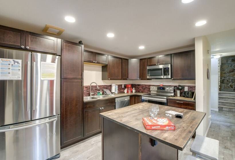 Updated Cobbly Nob Resort Home W/ Hot Tub!