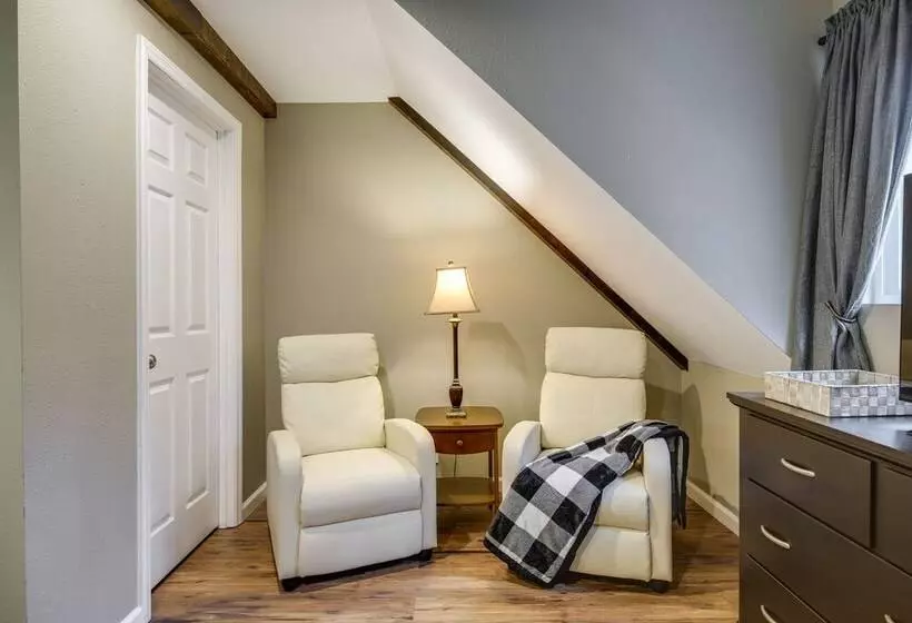 Updated Cobbly Nob Resort Home W/ Hot Tub!