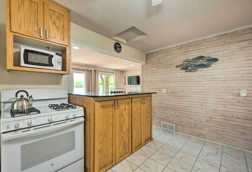 Welcome To Sunrise Bay: Family Lake Home!