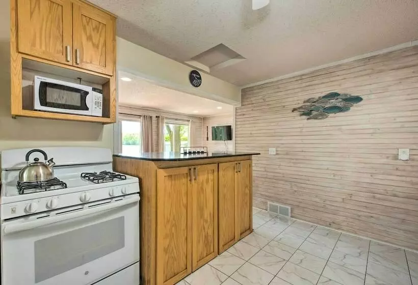 Welcome To Sunrise Bay: Family Lake Home!