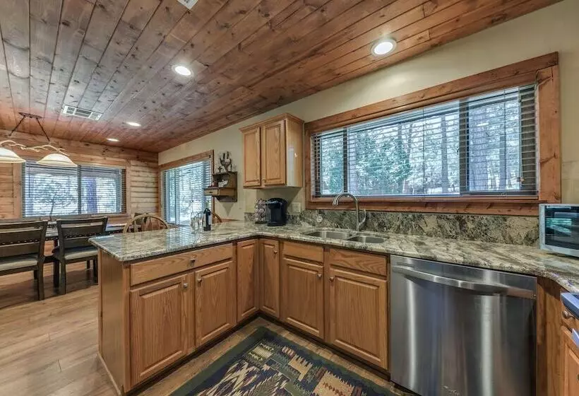 Well Appointed Alto Cabin W/ Fire Pit & Pool Table