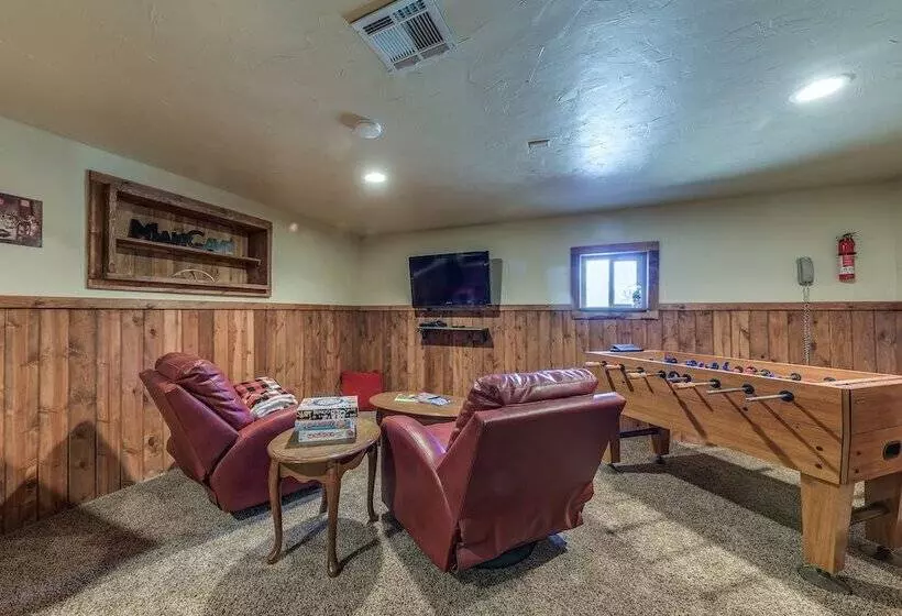 Well Appointed Alto Cabin W/ Fire Pit & Pool Table