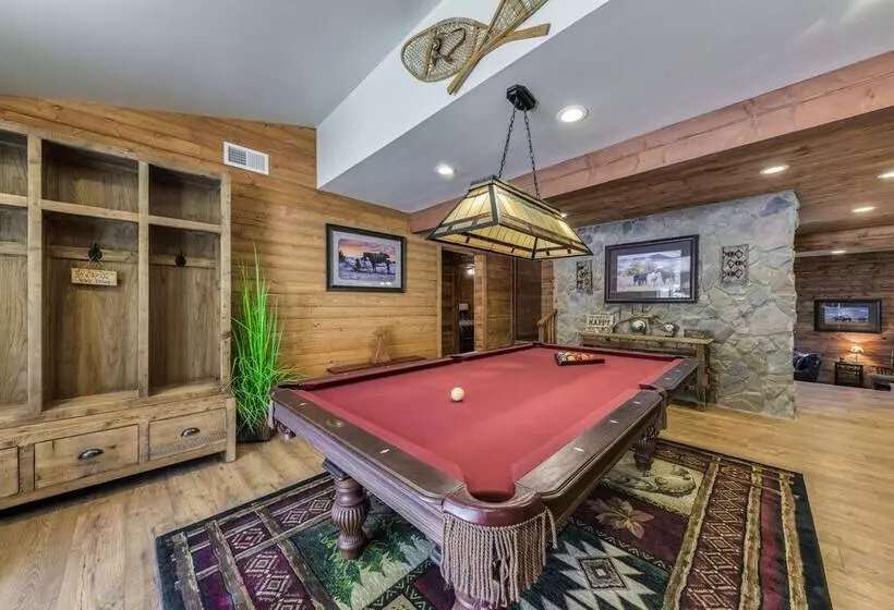 Well Appointed Alto Cabin W/ Fire Pit & Pool Table