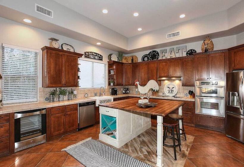Adobe Arizona Home W/ City & Mountain Views