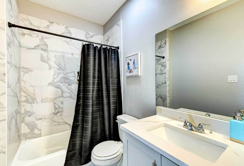 Arlington Home W/ Yard: 2 Mi To At&t Stadium!