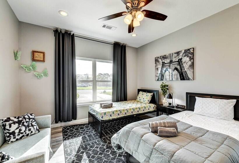 Arlington Home W/ Yard: 2 Mi To At&t Stadium!