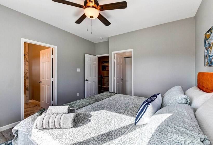 Arlington Home W/ Yard: 2 Mi To At&t Stadium!