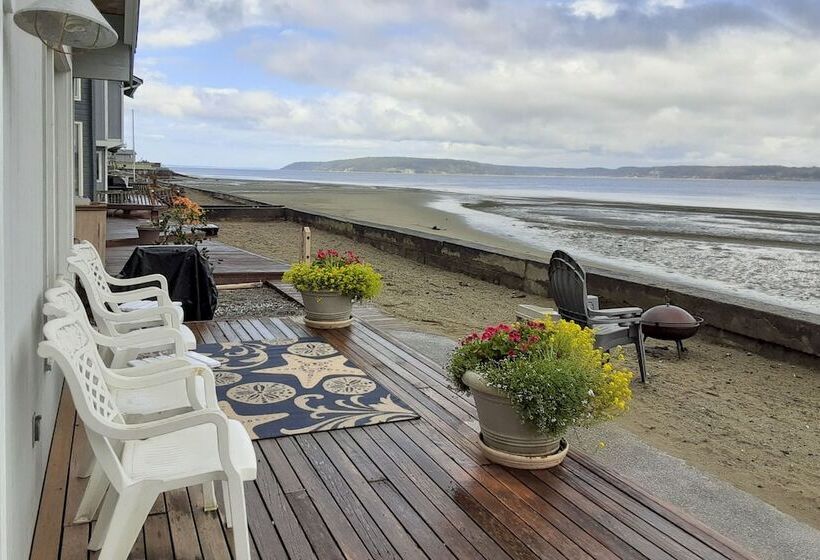 Beachfront Whidbey Island Home + Apartment!
