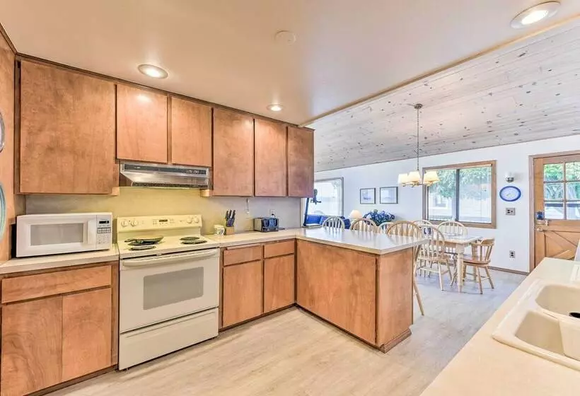 Beachfront Whidbey Island Home + Apartment!