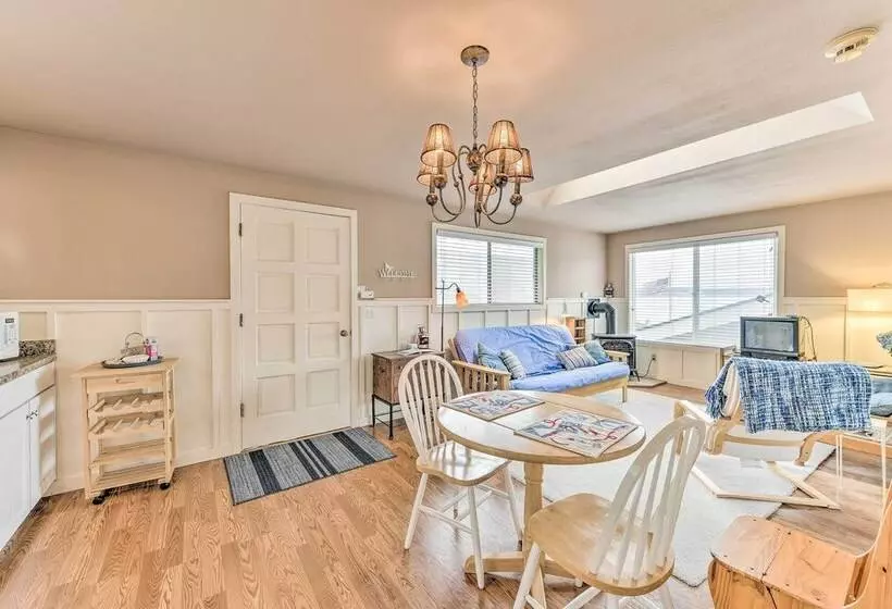 Beachfront Whidbey Island Home + Apartment!