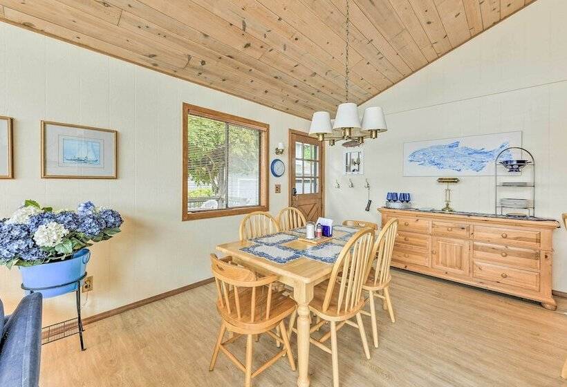 Beachfront Whidbey Island Home + Apartment!