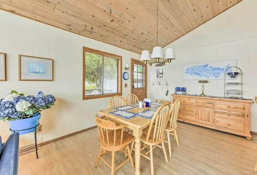 Beachfront Whidbey Island Home + Apartment!