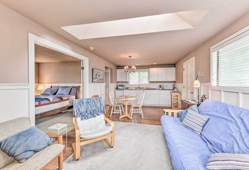 Beachfront Whidbey Island Home + Apartment!