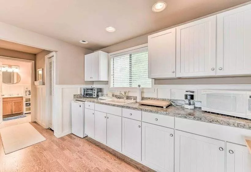 Beachfront Whidbey Island Home + Apartment!