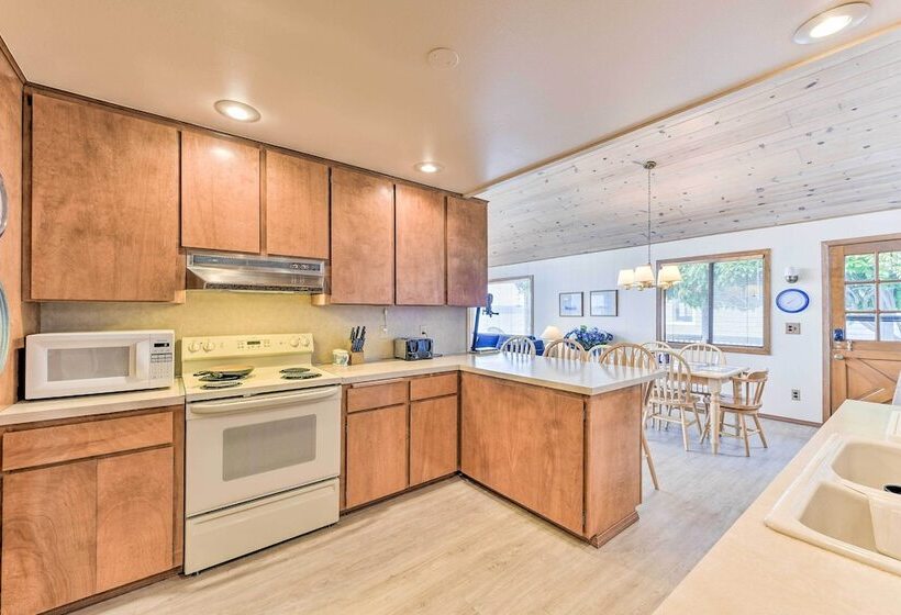 Beachfront Whidbey Island Home + Apartment!