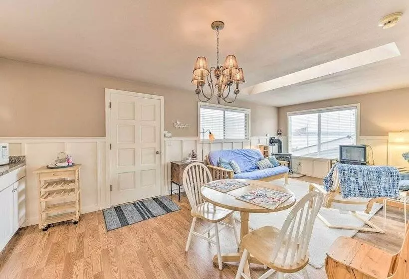 Beachfront Whidbey Island Home + Apartment!