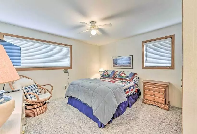 Beachfront Whidbey Island Home + Apartment!