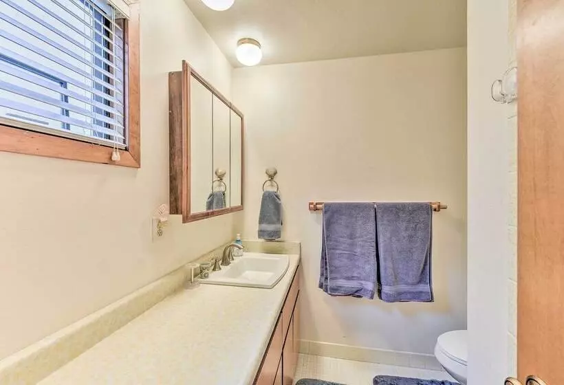 Beachfront Whidbey Island Home + Apartment!