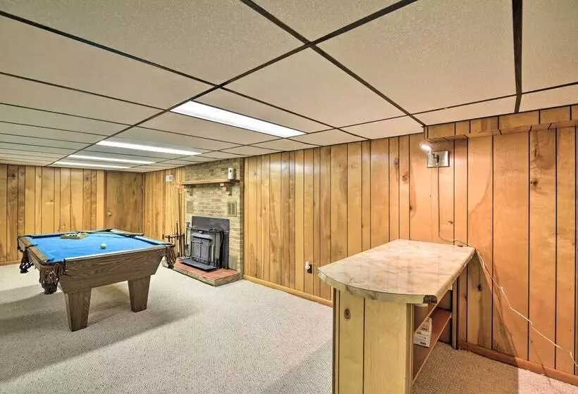 Bluefield Retreat W/ Pool Table: Near Parks!