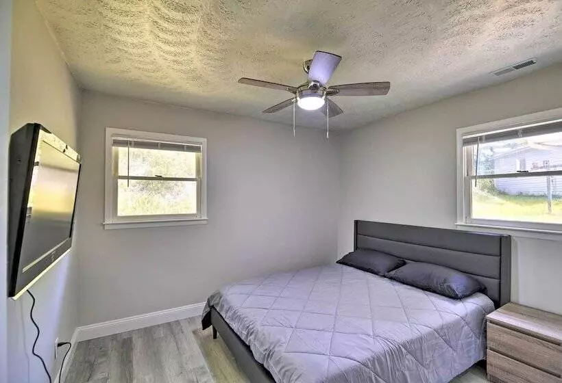 Bluefield Retreat W/ Pool Table: Near Parks!