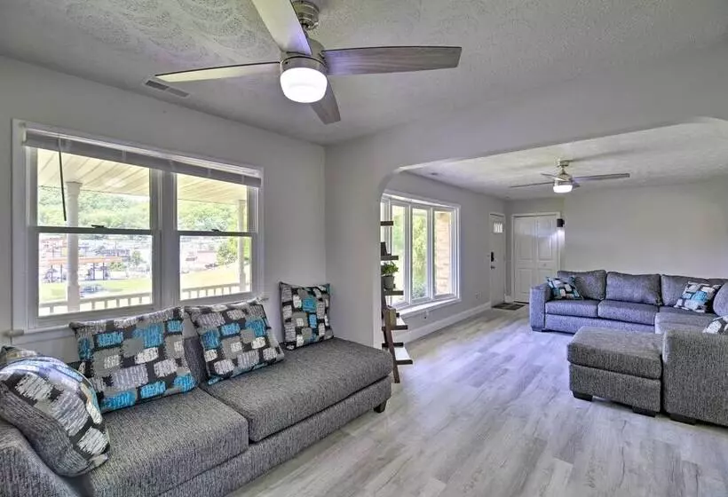 Bluefield Retreat W/ Pool Table: Near Parks!