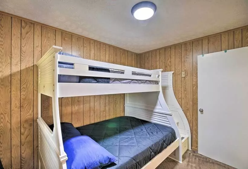 Bluefield Retreat W/ Pool Table: Near Parks!