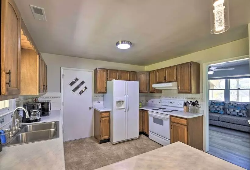 Bluefield Retreat W/ Pool Table: Near Parks!