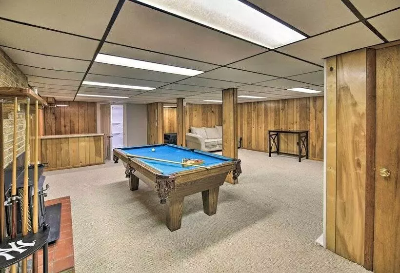 Bluefield Retreat W/ Pool Table: Near Parks!