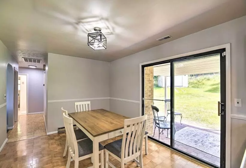 Bluefield Retreat W/ Pool Table: Near Parks!