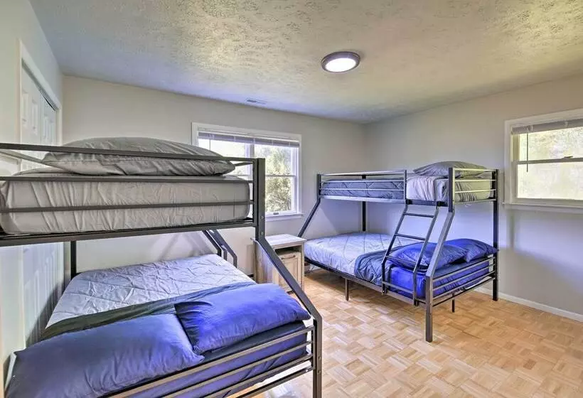 Bluefield Retreat W/ Pool Table: Near Parks!