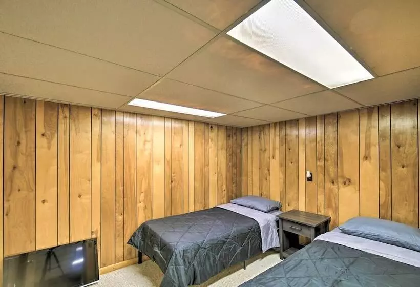 Bluefield Retreat W/ Pool Table: Near Parks!