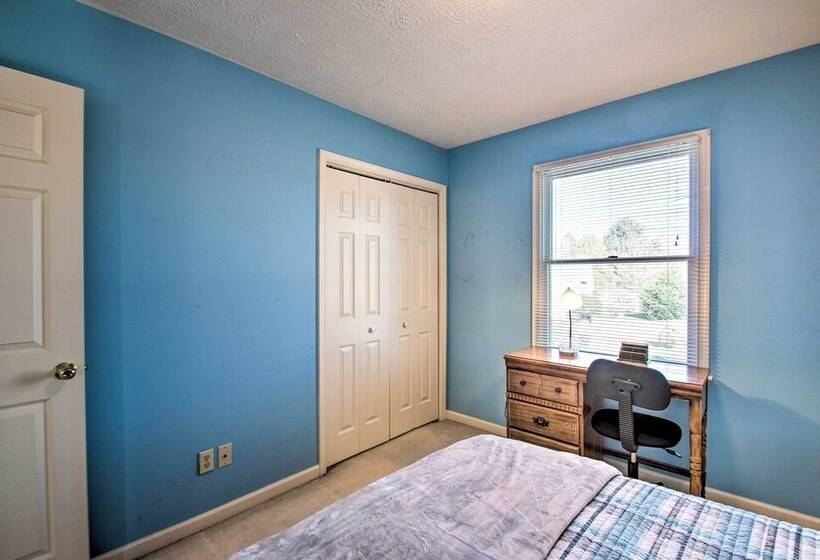 Central Harrisonburg Home W/ Fenced In Yard!