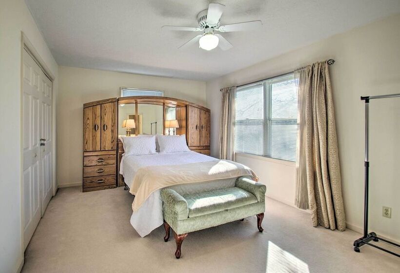 Central Harrisonburg Home W/ Fenced In Yard!