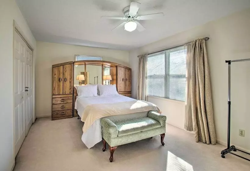 Central Harrisonburg Home W/ Fenced In Yard!