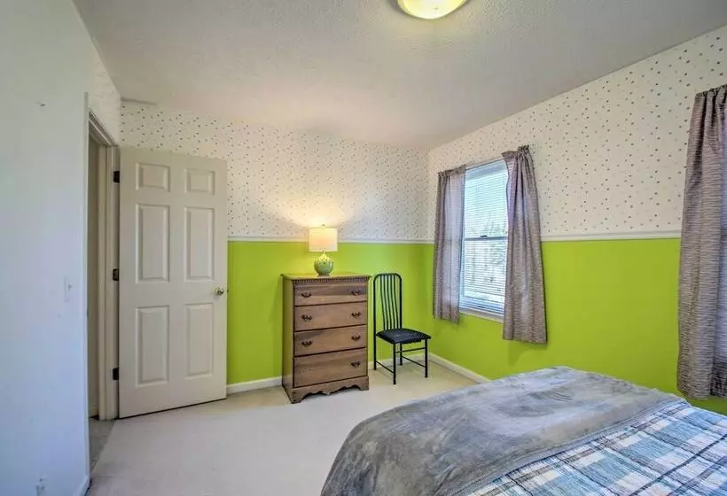 Central Harrisonburg Home W/ Fenced In Yard!