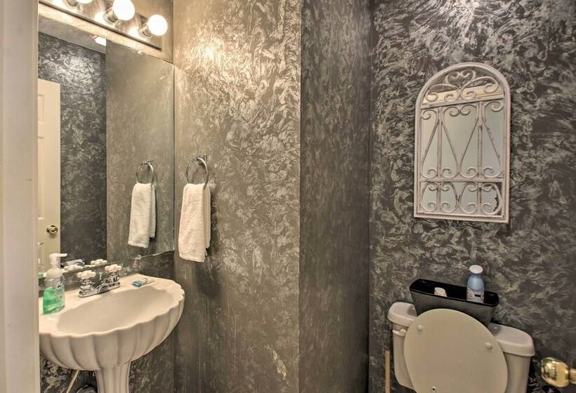 Central Harrisonburg Home W/ Fenced In Yard!